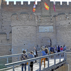 Un grupo de turistas se dirige a la puerta del Castillo de la Mota.-S. G. C.