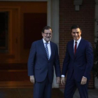 Mariano Rajoy y Pedro Sánchez, en una reunión que celebraron en el palacio de la Moncloa.-AGUSTÍ CATALÁN