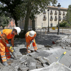 Unos operarios trabajan en las obras de la Plaza de Santa Cruz.-J. M. LOSTAU