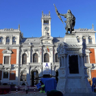 Estatua del Conde Ansúrez en el centro de la plaza Mayor de Valladolid.-J.M. LOSTAU