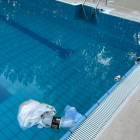 Basura en una piscina municipal de Laguna de Duero. -AYUNTAMIENTO LAGUNA