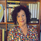 Teresa Pérez, frente a su biblioteca./ ArgiComunicación