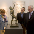 La directora del Museo Nacional de Escultura, María Bolaños, el presidente y consejero delegado del Grupo Féliz Solís Avantis y de Pagos del Rey, y el director del Museo de Pagos del Rey, Rodrigo Burgos (C), presentan las actividades de 'Placeres Dionisía-ICAL