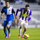 Óscar González conduce el balón en presencia de un jugador del Sabadell-LOF