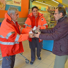 Dos de los voluntarios durante la recogida de alimentos.-ICAL