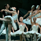 Momento del espectáculo El lago de los cisnes.-BALLET DE MOSCÚ
