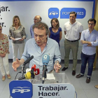 José Antonio de Saniago Juárez en su inervención de ayer en la sede de campaña del PP en la  Plaza Mayor de Valladolid junto Del Olmo yMedrano.-Ical