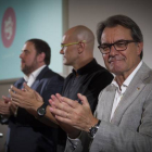 Artur Mas, durante la presentación del programa de Junts pel Sí, junto a oriol Junqueras y Raül Romeva, este sábado.-CARLOS MONTAÑÉS