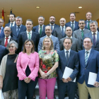 La consejera y portavoz de la Junta de Castilla y León, Milagros Marcos, y la consejera de Economía y Hacienda, Pilar del Olmo, posan junto a los participantes en la firma de un convenio de colaboración con entidades financieras.-ICAL