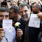 El presidente de la Asamblea Nacional Catalana (ANC), Jordi Sanchez, y el d Òmnium Cultural, Jordi Cuixart, muestran papeletas del referendum del 1-O en Barcelona.-EFE / ALEJANDRO GARCÍA