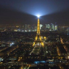 La Torre Eiffel iluminada, la noche del 24 de febrero.-Foto: REUTERS / GONZALO FUENTES