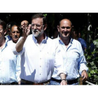 El jefe del PP provincial de Pontevedra Rafael Louzán (derecha), junto a Rajoy y Feijóo, en agosto del 2013.-EFE / JAVIER LIZÓN