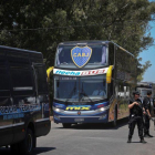 El autobús con el plantel de Boca Juniors es visto cerca al aeropuerto de Ezeiza a su regreso a Buenos Aires  Argentina   luego de perder la final de la Copa Libertadores contra River Plate en Madrid-EFE