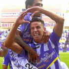 El central Lichnovsky celebra junto a Salvador el gol marcado al Girona-J. M. LOSTAU