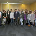 El consejero de Empleo, Carlos Fernández Carriedo, rodeado de los premiados.-ICAL