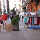 El comercio de Valladolid vende su stock en la calle.- PHOTOGENIC