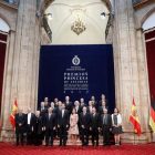 Los Reyes posan para la foto de familia durante su audiencia a los presidentes de los jurados,a los miembros de los patronatos Princesa de Asturias y Fundación Princesa de Asturias y a los galardonados con los premios Princesa de Asturias hoy en Oviedo.-EFE