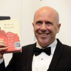 Richard Flanagan posa con la novela que le ha valido el Man Booker, anoche en Londres.-Foto: EFE / FACUNDO ARRIZABALAGA