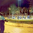 Policías municipales, el pasado sábado, en la labor preventiva contra el consumo de alcohol en la Rosaleda.-E. M.