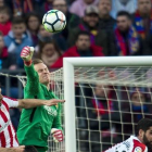 Ter Stegen despeja un balón con el puño ante Aduriz en el duelo con el Athletic en el Camp Nou.-JORDI COTRINA