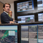 El consejero de Fomento y Medio Ambiente, Juan Carlos Suárez-Quiñones, visita el Centro Provincial de Mando de incendios en Soria.-ICAL