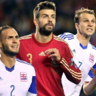 Piqué, entre dos jugadores de Luxemburgo, en el partido jugado en Logroño el 9 de octubre.-EFE / RAQUEL MANZANARES