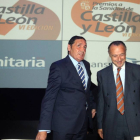 El consejero de Sanidad, Antonio María Sáez Aguado, junto al director de Sanitaria 2000, José María Pino, en la entrega de premios de la editorial-Ical