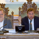 El concejal de Urbanismo, Manuel Saravia y el alcalde, Óscar Puente, durante el pleno del Ayuntamiento celebrado ayer.-J.M. LOSTAU
