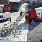 Técnicos trabajando para retirar los restos de la calle. J.M. LOSTAU-J.M. LOSTAU