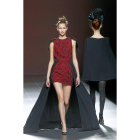 Dos de las modelos desfilan por la pasarela con vestidos de Noriega. I-ICAL