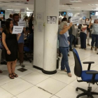 Imagen de la redacción de TVE con periodistas protestando por la cobertura del 1-O con carteles de vergüenza y "vergonya"-TWITTER