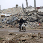 Un hombre circula en moto por los alrededores de Alepo.-KHALIL ASHAWI / REUTERS