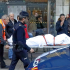 Los servicios forenses y la Policía Nacional, en el momento de la retirada del cadáver de María Aguña de su domicilio de la plaza Circular, 9.