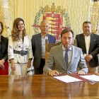 Óscar Puente, delante de los alcaldes del alfoz de Valladolid, durante la firma del convenio sobre depuración de aguas.-ICAL