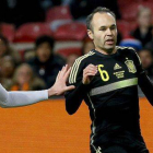 Iniesta y Janmaat, en un momento del partido amistoso de España y Holanda en Ámsterdam.-Foto: EFE / JUANJO MARTÍN