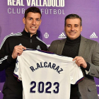 Alcaraz y Gómez sostienen la camiseta con el año en que finaliza contrato el jugador.-REAL VALLADOLID