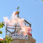 Imagen de la colocación de la bandera el pasado año.-E.M.