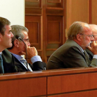 El exalcalde Javier León de la Riva sigue con atención la vista de ayer en la Audiencia.-J.M. LOSTAU