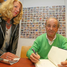José María García dedica un libro, ayer en Valladolid-J. M. LOSTAU