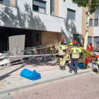 Accidente laboral por el derrumbe de un andamio en la calle Monasterio de Yuste en el que tres operarios resultaron heridos.- ICAL