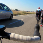 Dos ciclistas circulan por una carretera catalana.-ARCHIVO