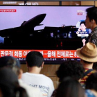 Un grupo de surcoreanos ven este viernes  en la pantalla de un comercio  las ultimas noticias sobre los proyectiles de corto alcance que ha lanzado Corea del Norte desde su costa oriental.-EFE / JEON HEON-KYUN