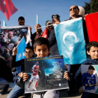 Turcos de etnia Uigur en una movilización con carteles de Özil en Estambul tras la manifestación del futbolista.-X03655