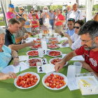 Varias personas observan los productos del mercado en la Feria del Tomate.-J. M. LOSTAU