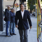 Josep Pujol Ferrusola, este viernes, a su llegada a los estudios de Catalunya Ràdio para la entrevista que ha concecido.-ALBERT BERTRAN