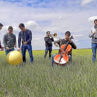Concierto en la estepa cerealista en un taller de Fundación Rehabitar, el pasado verano en Cuenca de Campos.-REHABITAR