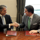 Juan Carlos Suárez-Quiñones, firma con el ministro de Fomento, Íñigo de la Serna, el convenio de colaboración.-ICAL