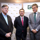 Manuel José Perucho Díaz y Antonio Garrosa Medina, en representación de la Fundación San Pablo Castilla y León CEU, y el director territorial de la entidad financiera EspañaDuero en Valladolid, Eduardo Luis López Enríquez, firman un convenio de colaboraci-ICAL