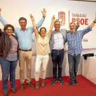 Escarda e Izquierdo flanquean a Teresa López y hacen el signo de la victoria, acompañados de otros candidatos.-J.M. LOSTAU