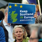Una mujer sostiene una pancarta a favor de la permanencia de Escocia en la UE, ayer en Edimburgo.-AFP / ANDY BUCHANAN